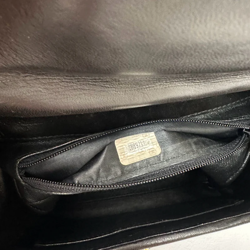 Chanel Vintage Schultertasche aus schwarzem Lammleder