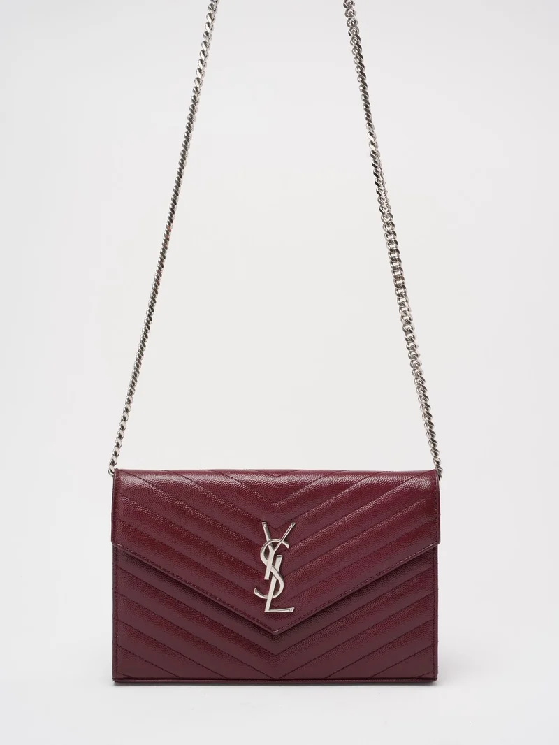 Saint Laurent Mittelgroße Geldbörse mit Kette in Burgunderrot mit Monogramm