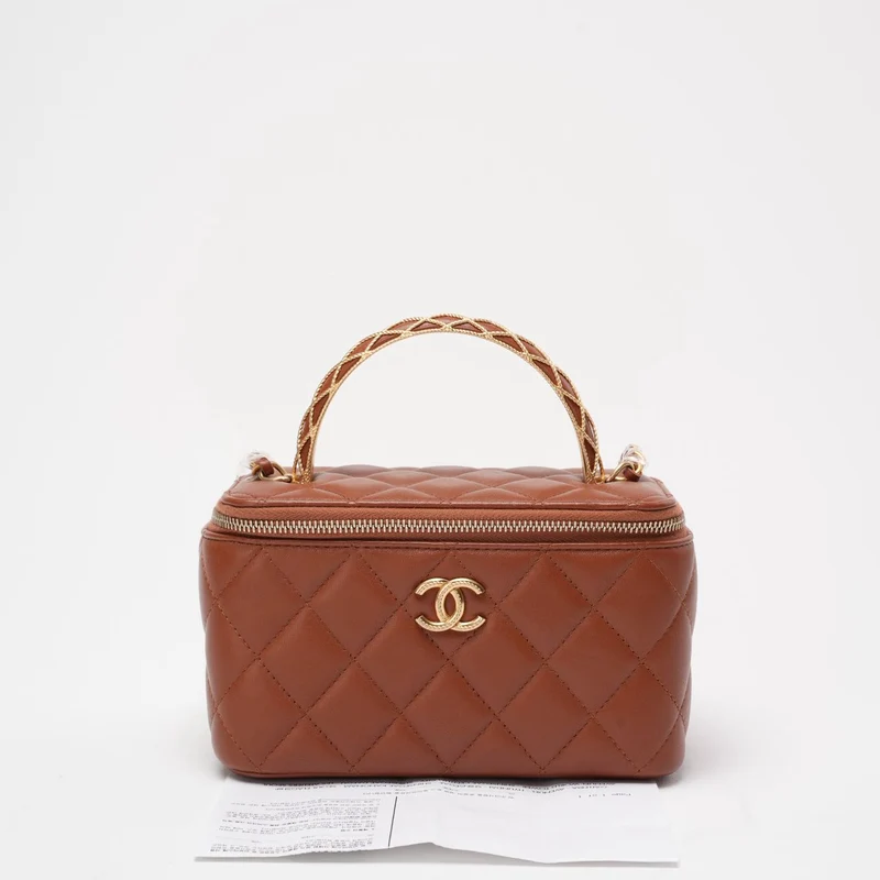 Chanel – Langer Kosmetikkoffer in Karamell mit Kettengriff oben