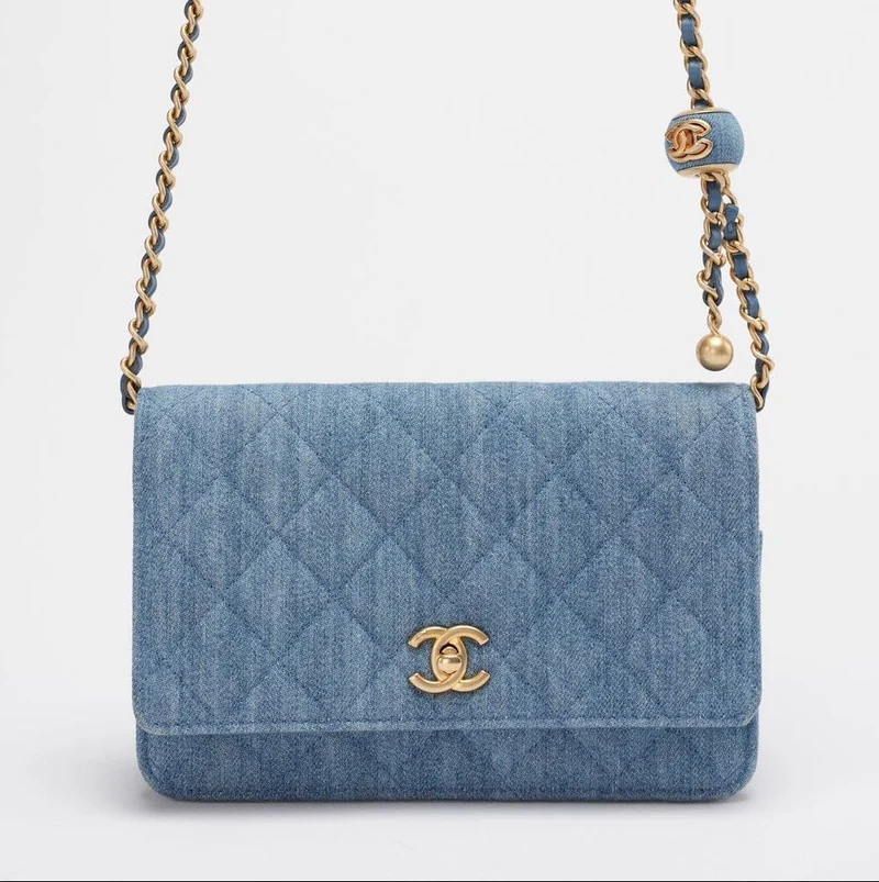 Chanel Denim Wallet On Chain (WOC) CC Pearl Crush Blue Tasche aus dem Jahr 2022