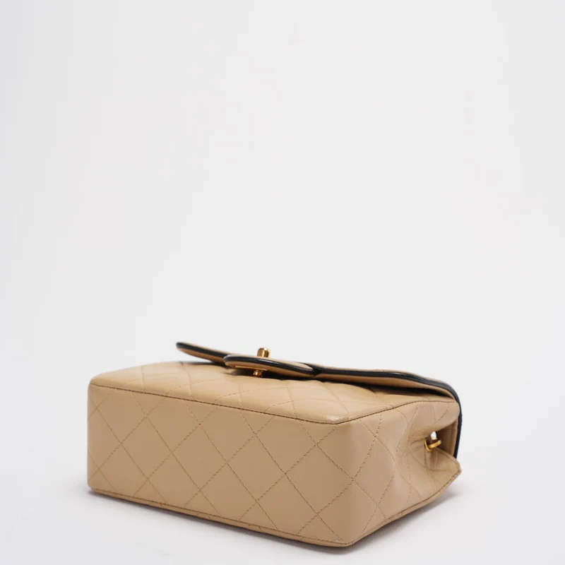 Chanel Vintage Classic/Timeless Mini Square Flap 11.12 Tasche in Beige-Schwarz mit 24 Karat Goldbeschlägen