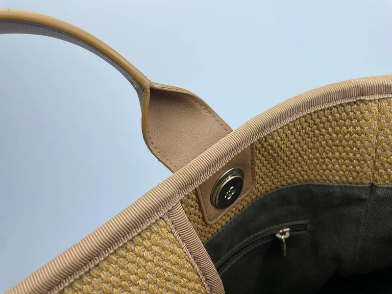 Chanel Deauville Medium Tote Bag aus khaki-beigem und marineblauem Bast mit goldenen Beschlägen