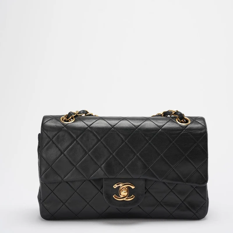 Chanel Vintage Classic Timeless Flap Bag Schwarzes Lammleder mit 24 Karat Goldbeschlägen (selten)