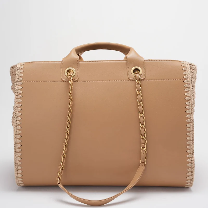Chanel Deauville Tote Bag aus kamelfarbenem Kalbslederstrick mit goldfarbenen Metallteilen, mittelgroß