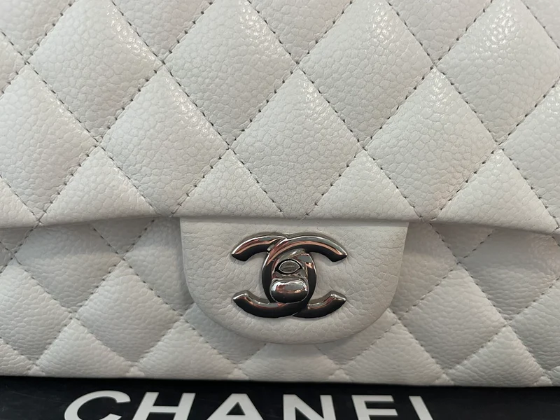 Chanel White Classic Flap Bag aus mittelgroßem Kaviarleder mit silberner Hardware