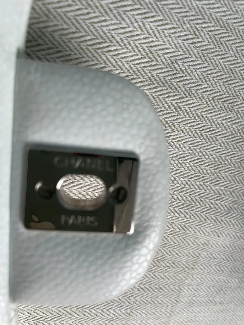 Chanel White Classic Flap Bag aus mittelgroßem Kaviarleder mit silberner Hardware