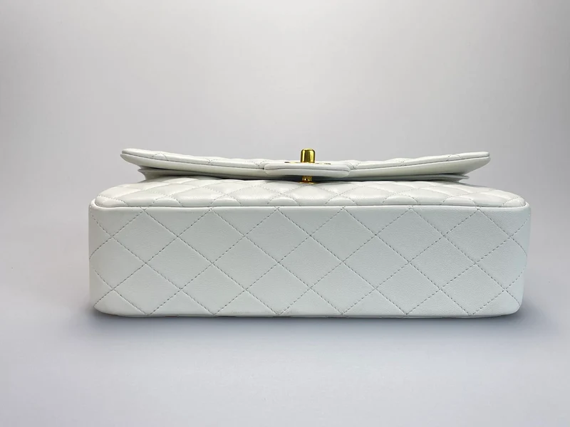 Chanel Vinateg – Klassische Flap Bag in Weiß mit goldener Hardware