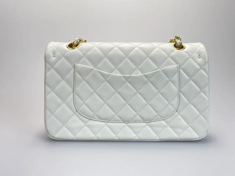 Chanel Vinateg – Klassische Flap Bag in Weiß mit goldener Hardware