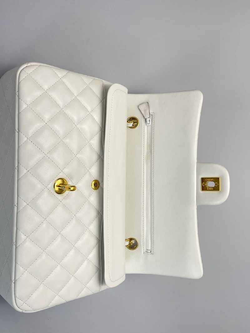 Chanel Vinateg – Klassische Flap Bag in Weiß mit goldener Hardware
