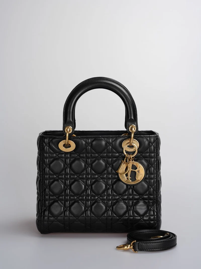 Christian Dior Schwarze mittelgroße Lady Dior Tasche aus Cannage-Lammleder mit goldenen Beschlägen