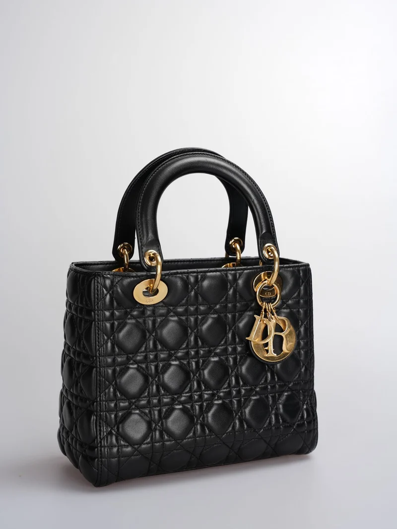 Christian Dior Schwarze mittelgroße Lady Dior Tasche aus Cannage-Lammleder mit goldenen Beschlägen