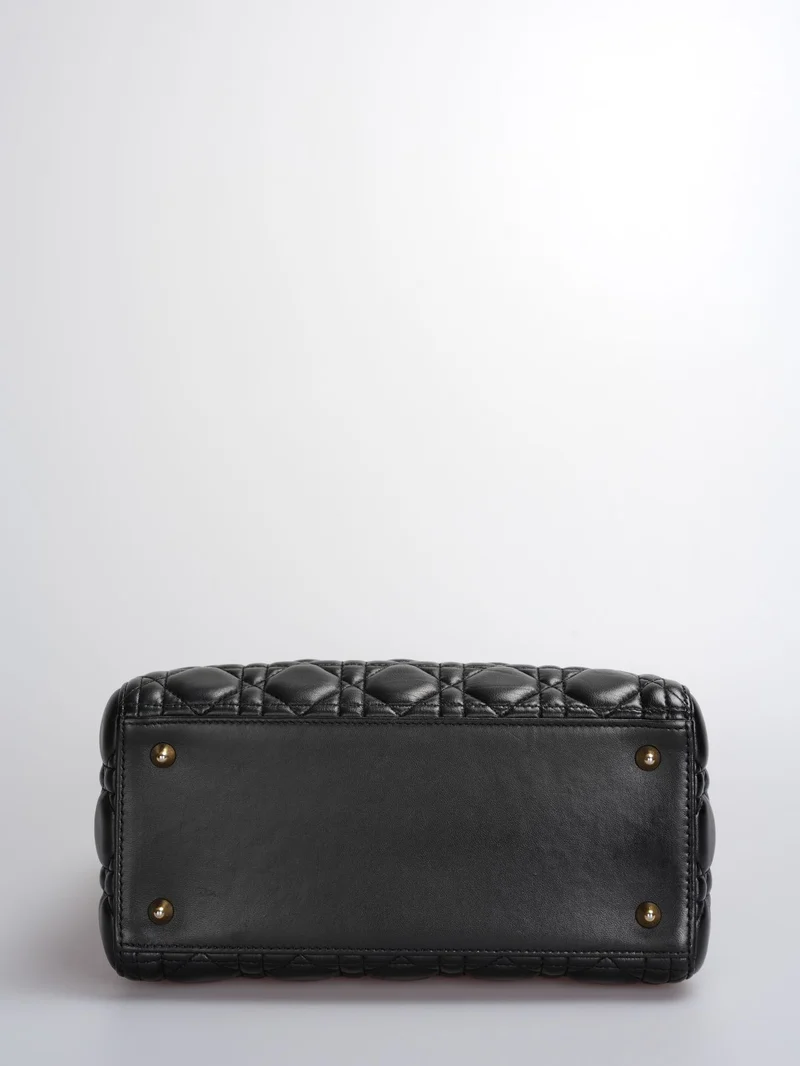 Christian Dior Schwarze mittelgroße Lady Dior Tasche aus Cannage-Lammleder mit goldenen Beschlägen