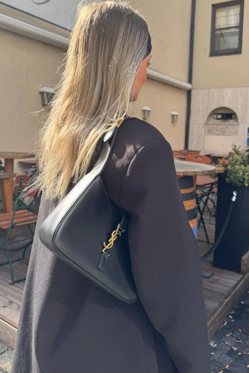 Saint Laurent Le 5 a 7 Schwarze Hobo-Tasche mit goldenen Metallteilen