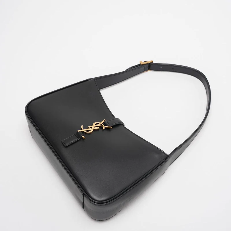 Saint Laurent Le 5 a 7 Schwarze Hobo-Tasche mit goldenen Metallteilen