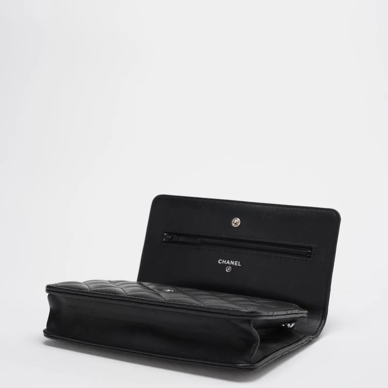 Chanel Wallet on Chain (WOC) Schwarze Umhängetasche aus Lammleder mit silbernen Beschlägen, 2017