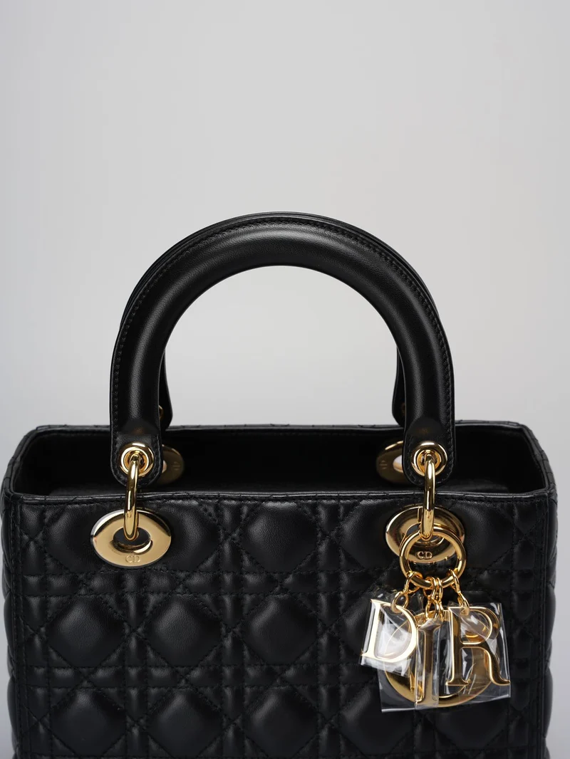 Schwarze mittelgroße Tasche von Christian Dior aus Cannage-Lammleder mit goldenen Beschlägen