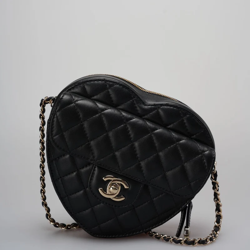 Chanel – CC In Love – Große Clutch aus gestepptem Lammleder mit Herz und Kette in Schwarz