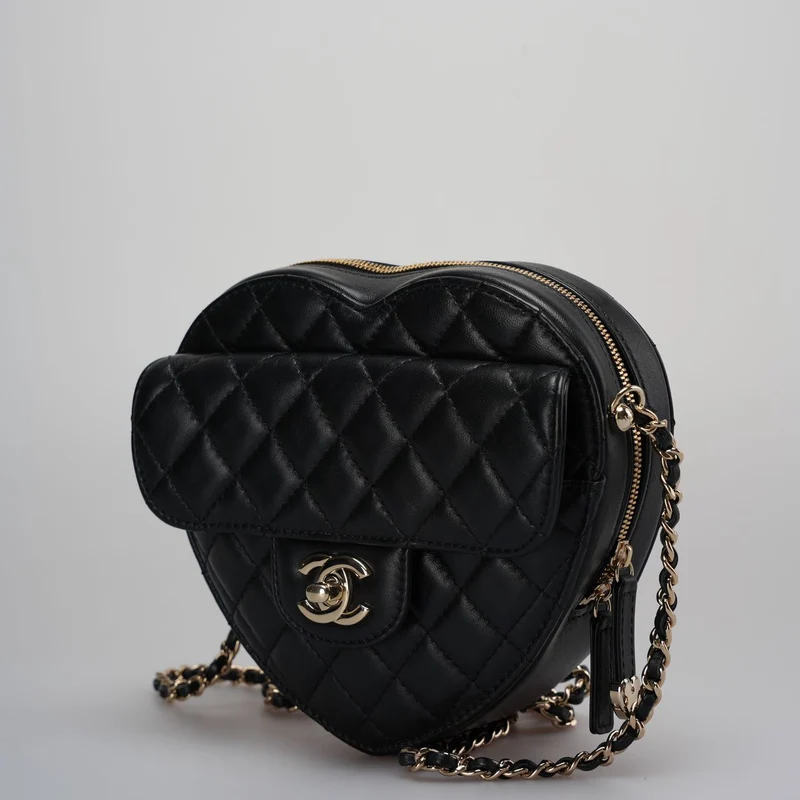 Chanel – CC In Love – Große Clutch aus gestepptem Lammleder mit Herz und Kette in Schwarz