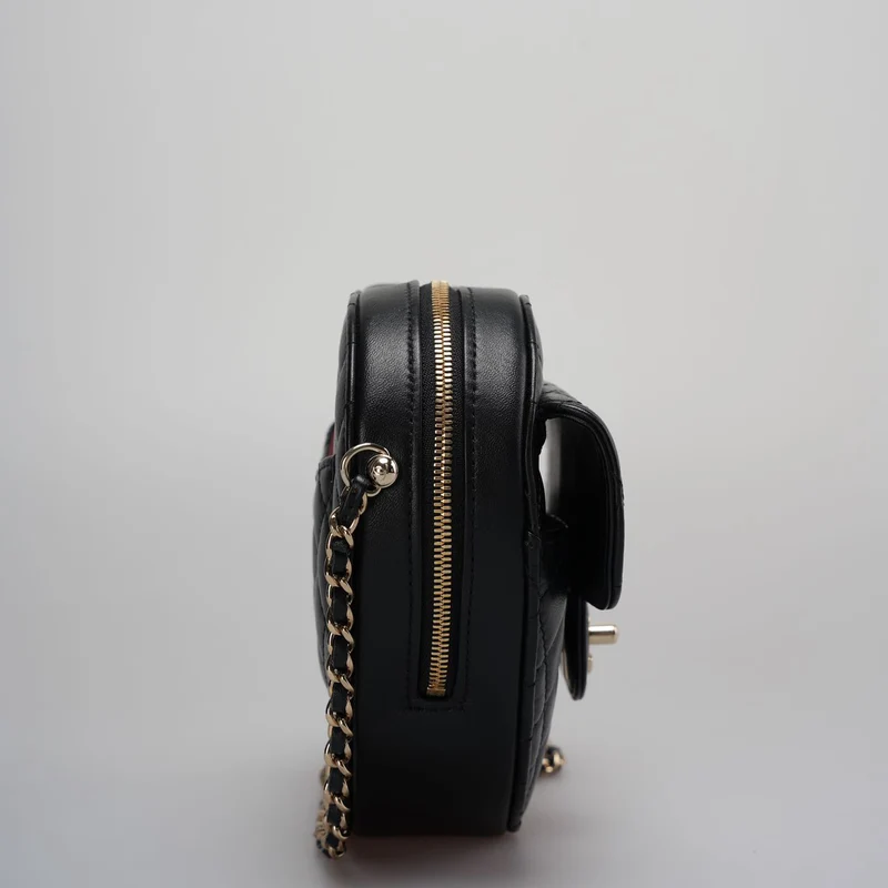 Chanel – CC In Love – Große Clutch aus gestepptem Lammleder mit Herz und Kette in Schwarz
