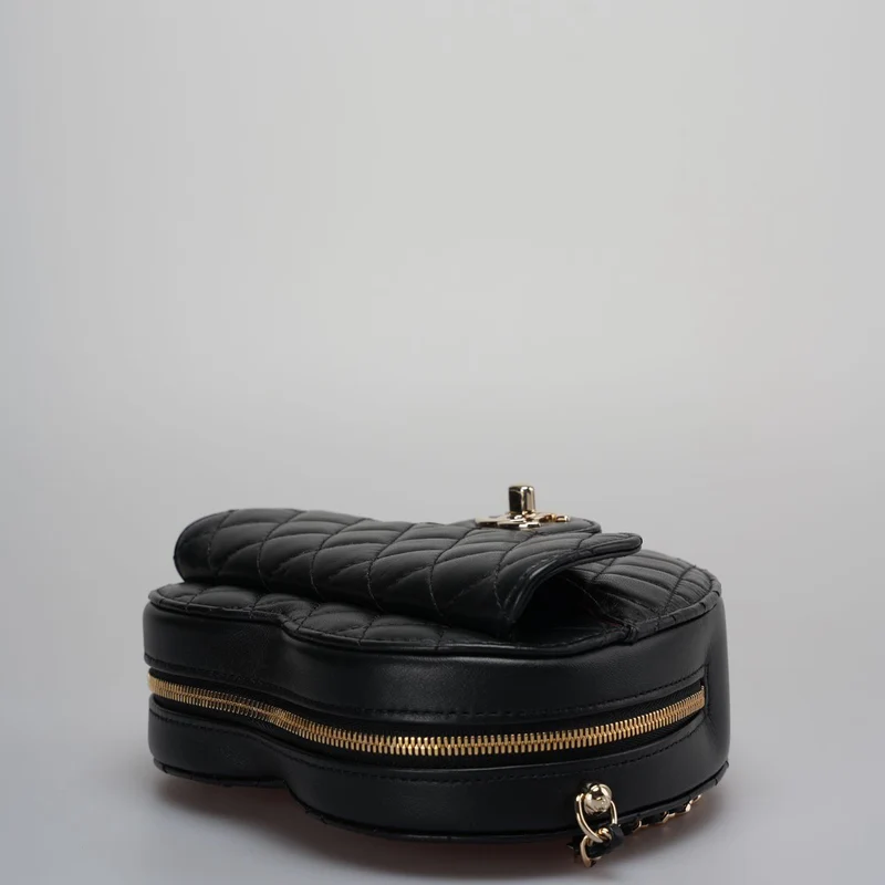 Chanel – CC In Love – Große Clutch aus gestepptem Lammleder mit Herz und Kette in Schwarz