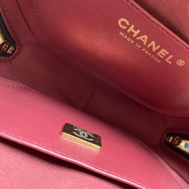Chanel – CC In Love – Große Clutch aus gestepptem Lammleder mit Herz und Kette in Schwarz