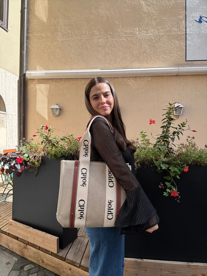 Chloe – Weiße und beige mittelgroße Woody-Tragetasche aus Leinen