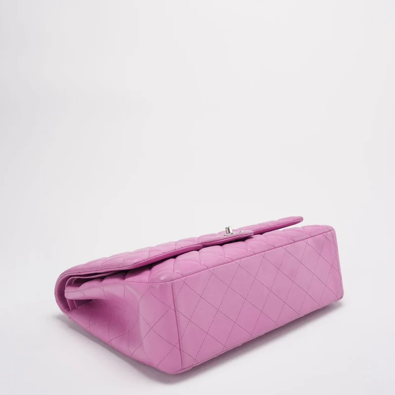 Chanel Timeless Classic Flap Bag Maxi Lila mit silberner Hardware
