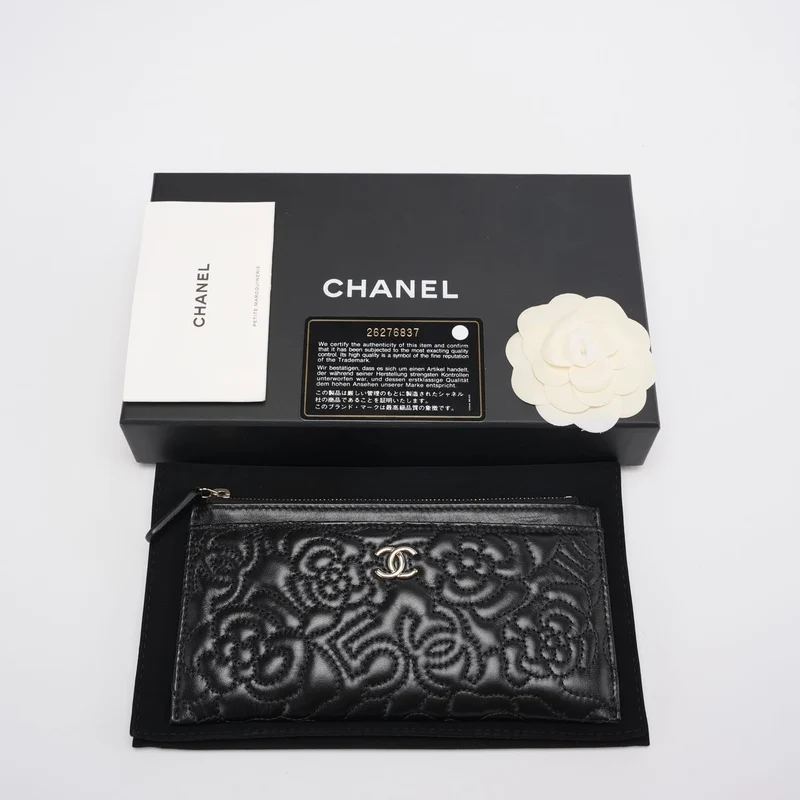 Chanel Camellia gesteppte schwarze Reißverschlusstasche aus Lammleder