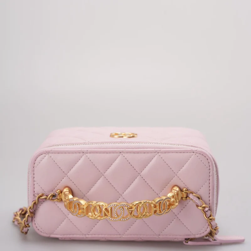 Chanel Kosmetikkoffer aus rosa gestepptem Lammleder mit Kristallgriff von 2024