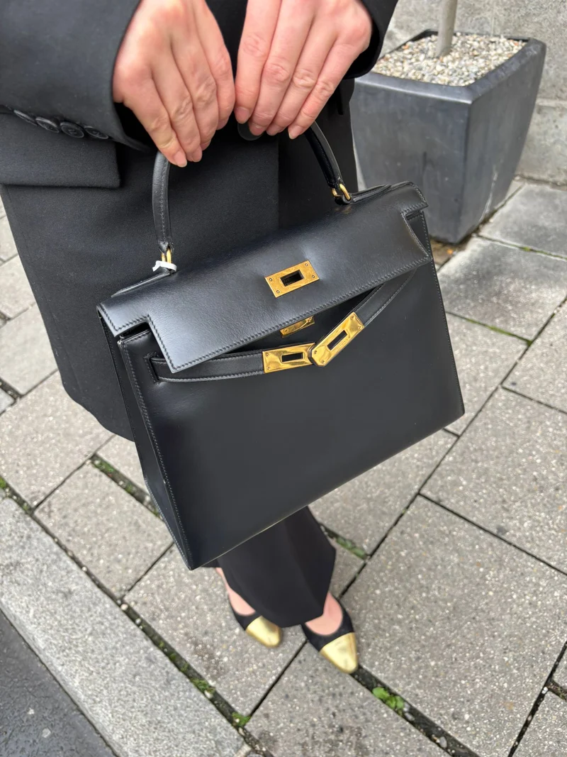Hermes Vintage Kelly 28 Sellier Tasche aus schwarzem Kalbsleder mit goldener Hardware