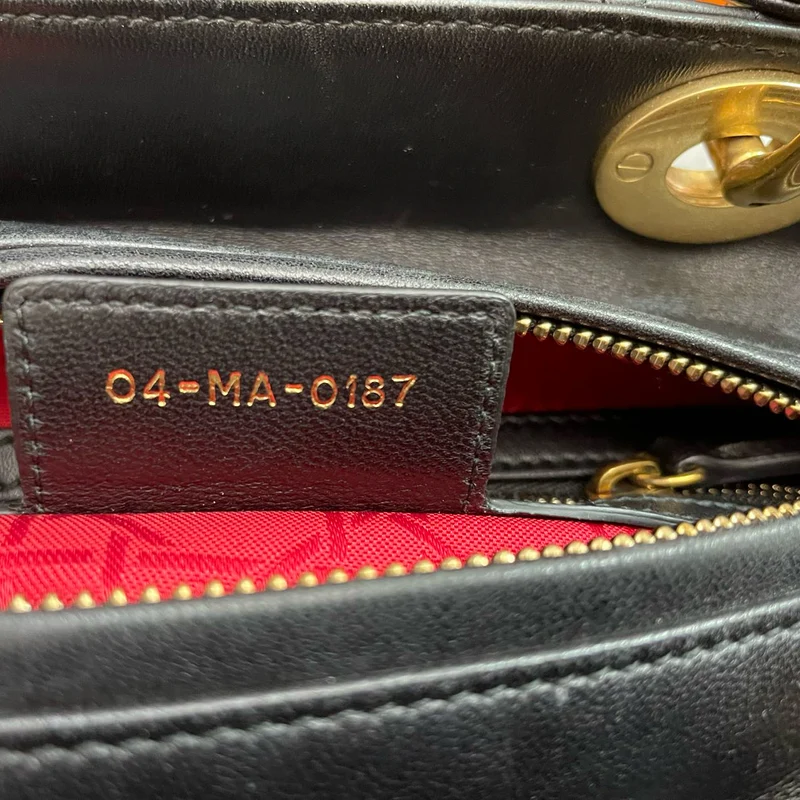 Christian Dior Schwarzes mittelgroßes Lammleder mit goldener Hardware von 2017