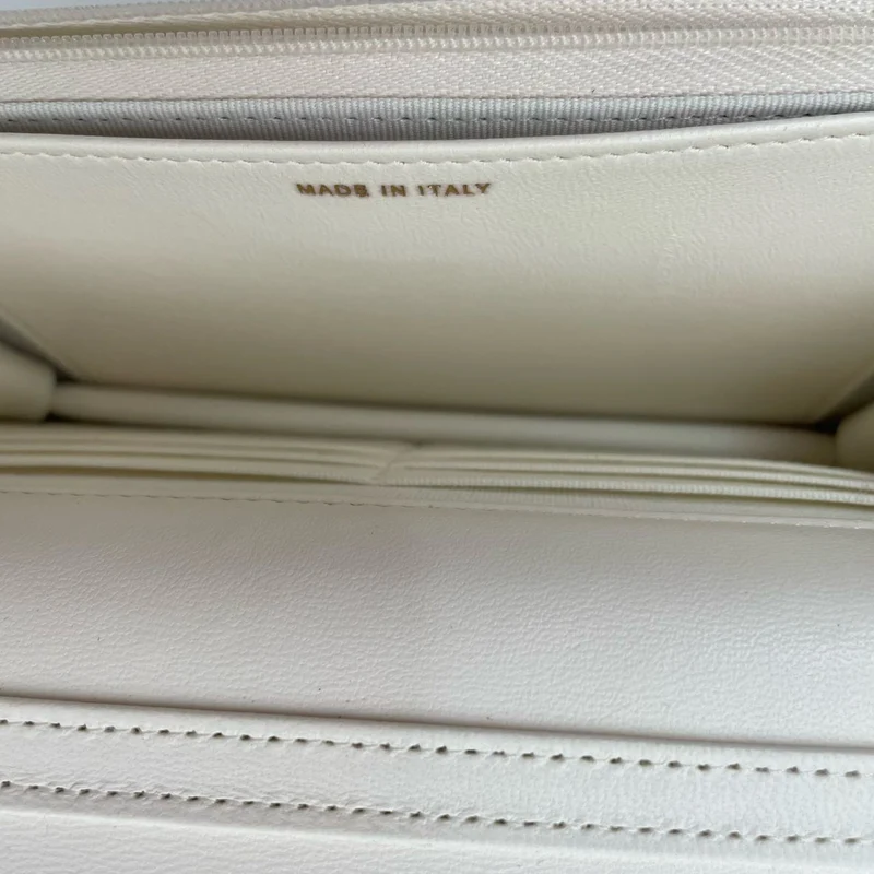 Chanel Classic Wallet on Chain (WOC) 22B Weiße Emaille