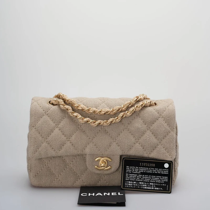 Chanel – Timeless – Gesteppte mittelgroße Klappe aus Leinen in Beige