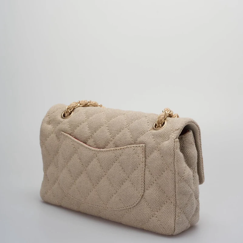 Chanel – Timeless – Gesteppte mittelgroße Klappe aus Leinen in Beige