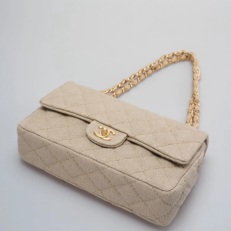 Chanel – Timeless – Gesteppte mittelgroße Klappe aus Leinen in Beige