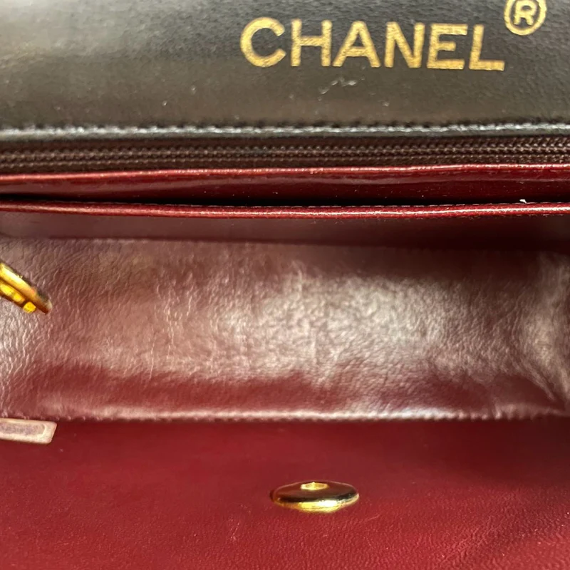 Chanel Vintage Timeless Mini Square Classic Flap Bag in Schwarz mit 24 Karat Goldbeschlägen