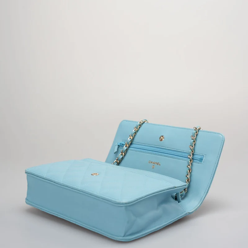Chanel Hellblaue Woc-Geldbörse an der Kette, klassische Tasche aus Lammleder mit goldenen Beschlägen