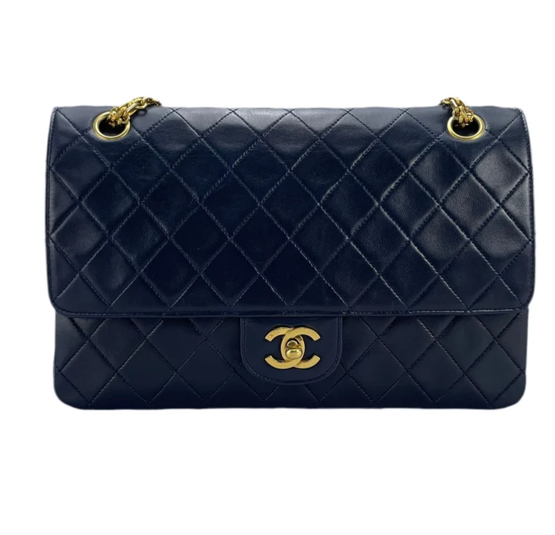 Chanel Schwarze Vintage-Tasche mit mittlerer klassischer Doppelklappe und 24-Karat-Goldbeschlägen