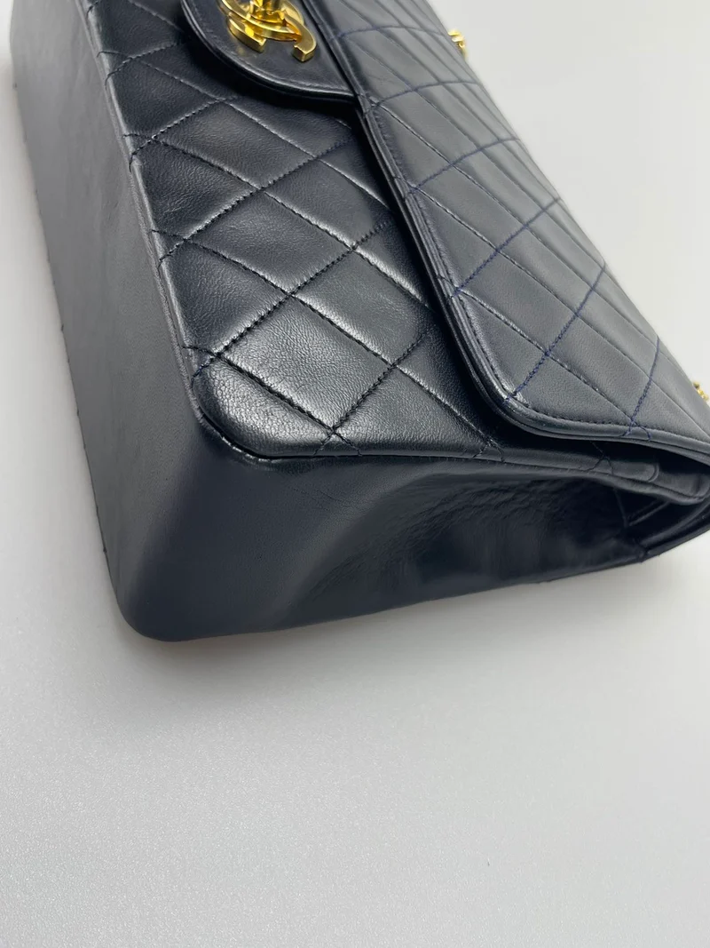 Chanel Schwarze Vintage-Tasche mit mittlerer klassischer Doppelklappe und 24-Karat-Goldbeschlägen