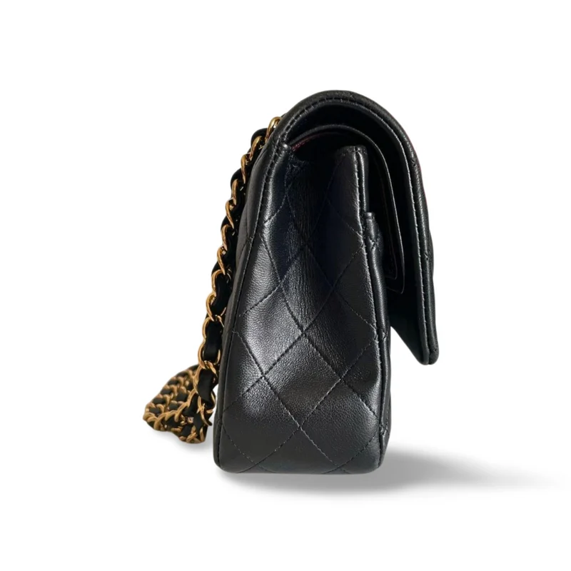 Chanel Schwarze zeitlose Flap Bag mittleres Lammleder mit goldener Hardware