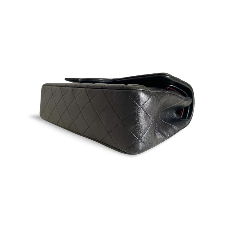 Chanel Schwarze zeitlose Flap Bag mittleres Lammleder mit goldener Hardware