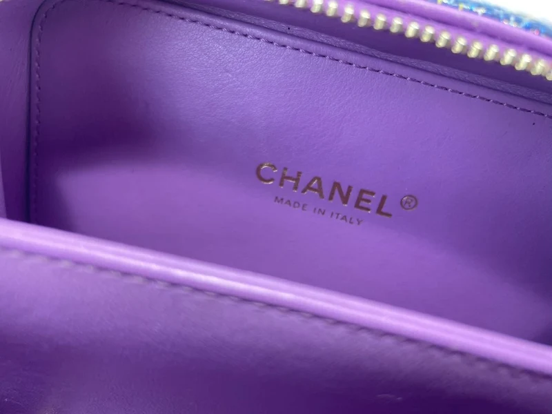Chanel Tweed Kosmetiktasche mit goldenen Metallteilen, klein, mehrfarbig
