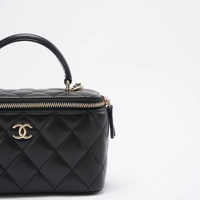 Chanel Kosmetiktasche aus schwarzem Lammleder, klein, mit Tragegriff