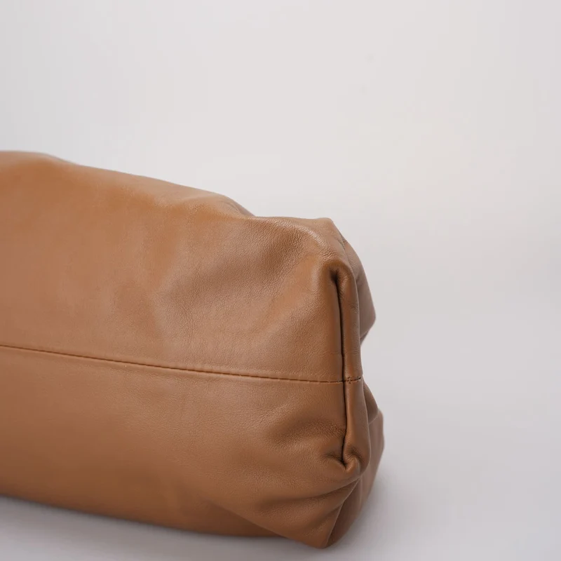 Bottega Veneta – The Pouch Clutch aus braunem Leder