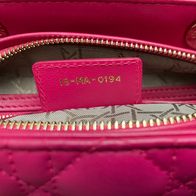 Christian Dior Pink Lady Dior aus Cannage-Lammleder mit goldenen Metallteilen, Größe M