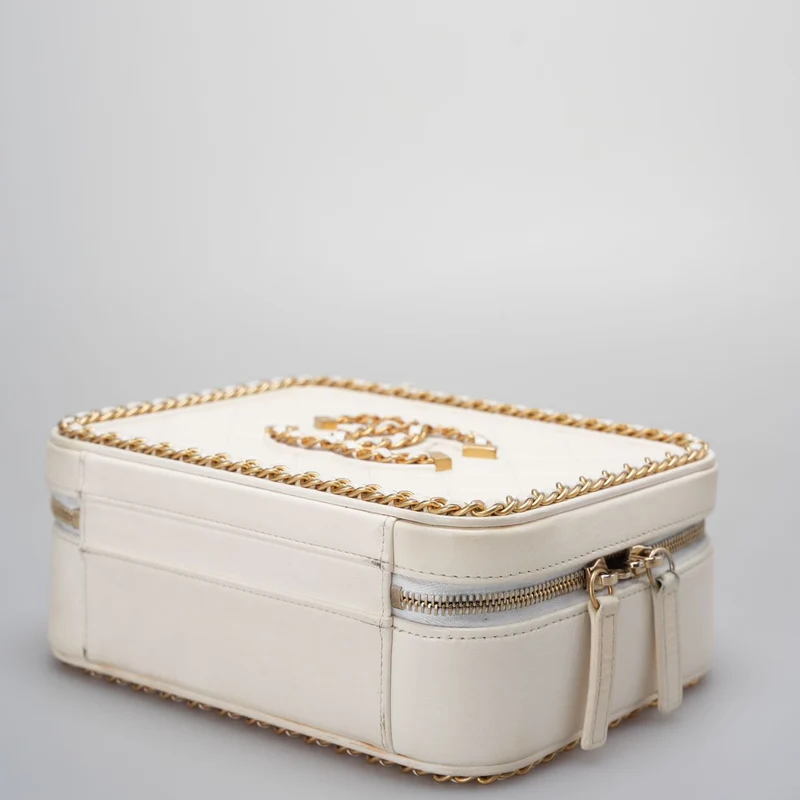 Chanel Weiße Kosmetiktasche aus gestepptem Leder mit CC-Filigrankette