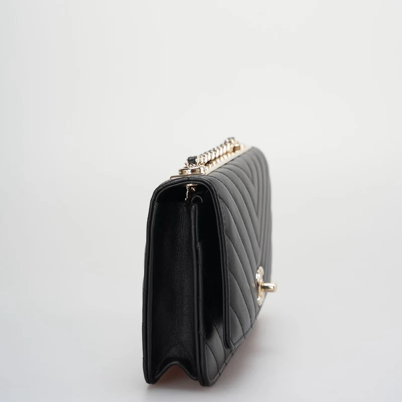 Chanel – Trendy CC-Geldbörse aus Lammleder mit Chevron-Muster und gesteppter Kette in Schwarz