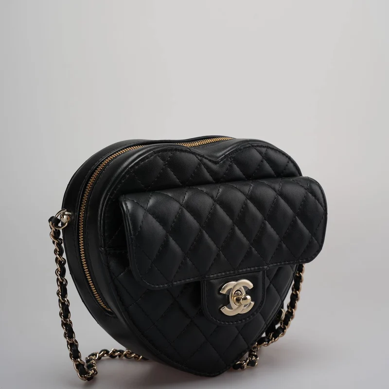 Chanel Große Herztasche aus schwarzem gestepptem Lammleder
