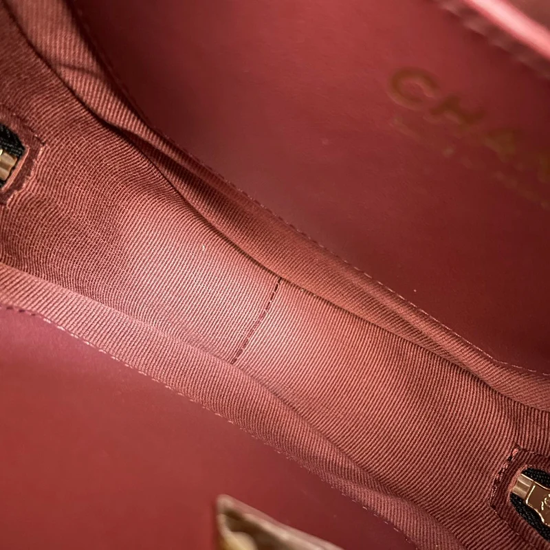 Chanel Große Herztasche aus schwarzem gestepptem Lammleder
