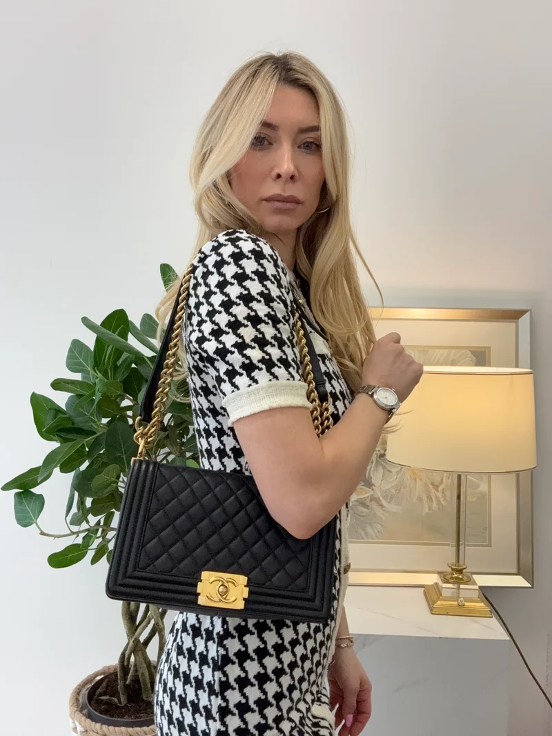 Chanel Boy Medium Schwarze Klapptasche Gestepptes Caviar-Leder 2019